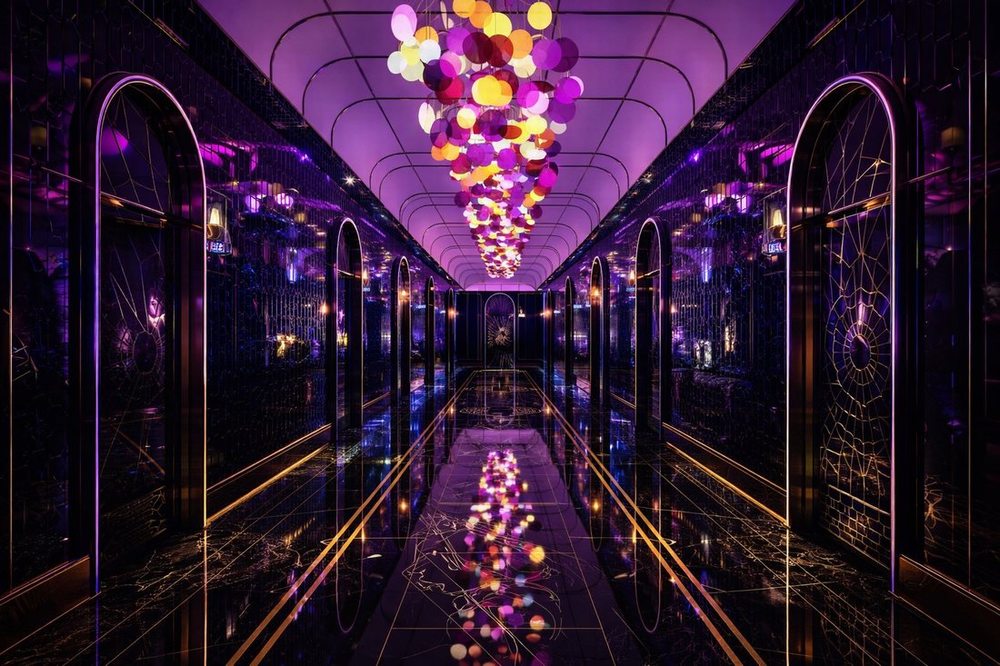 Mẫu thiết kế karaoke KTV phong cách nightclub hiện đại với ánh sáng LED, trần trang trí độc đáo và nội thất cao cấp trong dịch vụ thi công karaoke trọn gói. 