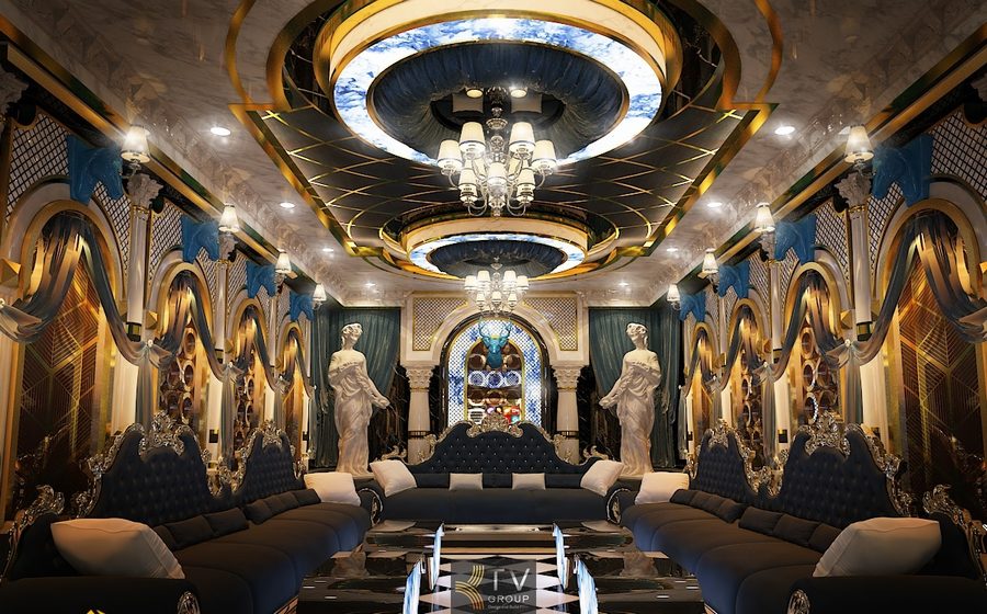 Phòng karaoke KTV tân cổ điển châu Âu với trần họa tiết, đèn chùm pha lê, sofa da cao cấp và decor tượng nghệ thuật sang trọng. 