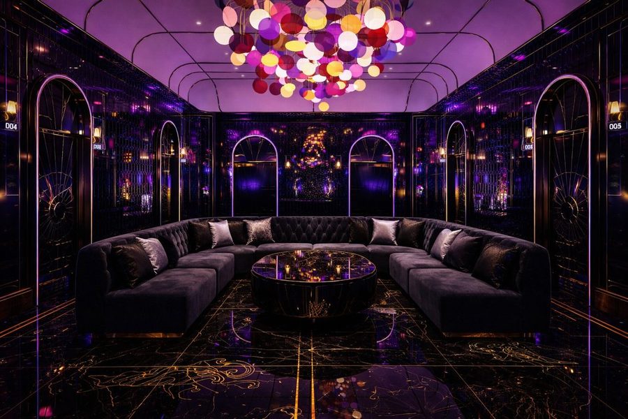 Thiết kế phòng karaoke cao cấp tone tím vàng với đèn trần nghệ thuật độc đáo Không gian karaoke VIP nội thất sofa nhung sang trọng phong cách lounge Mẫu phòng karaoke luxury với đèn thả trang trí và ánh sáng huyền ảo Thi công karaoke trọn gói với vật liệu cao cấp và ánh sáng tinh tế Nội thất karaoke sofa chữ U kết hợp bàn kính và sàn đá bóng cao cấp 