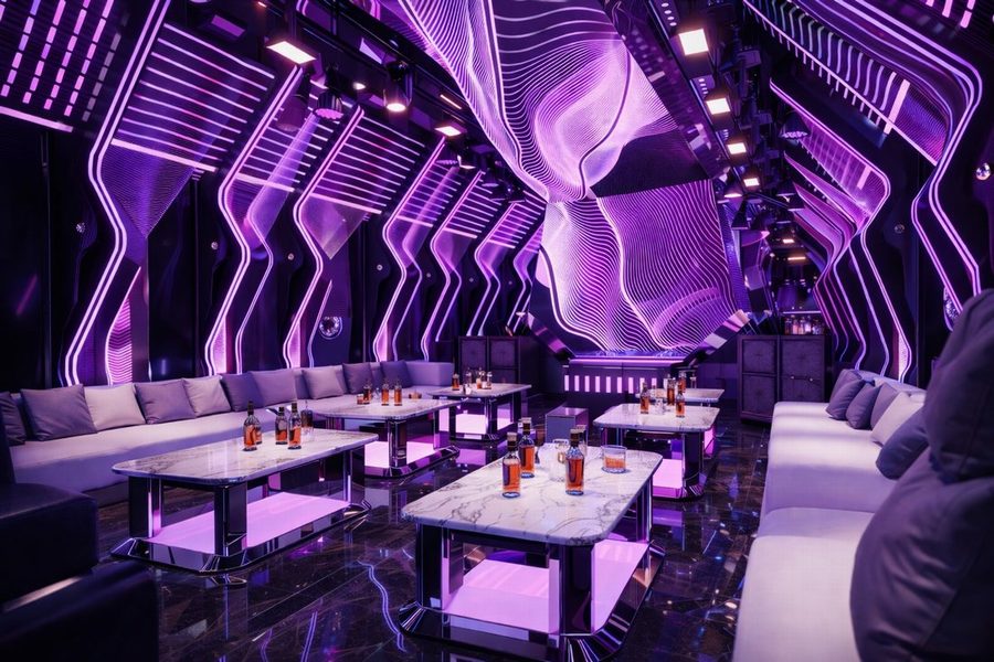 Thiết kế phòng karaoke phong cách futuristic với ánh sáng LED tím nổi bật Không gian karaoke VIP hiện đại với trần LED uốn lượn nghệ thuật Mẫu phòng karaoke sci-fi với hệ thống ánh sáng đa tầng ấn tượng Thi công karaoke trọn gói với nội thất sofa dài và bàn đá hiện đại 