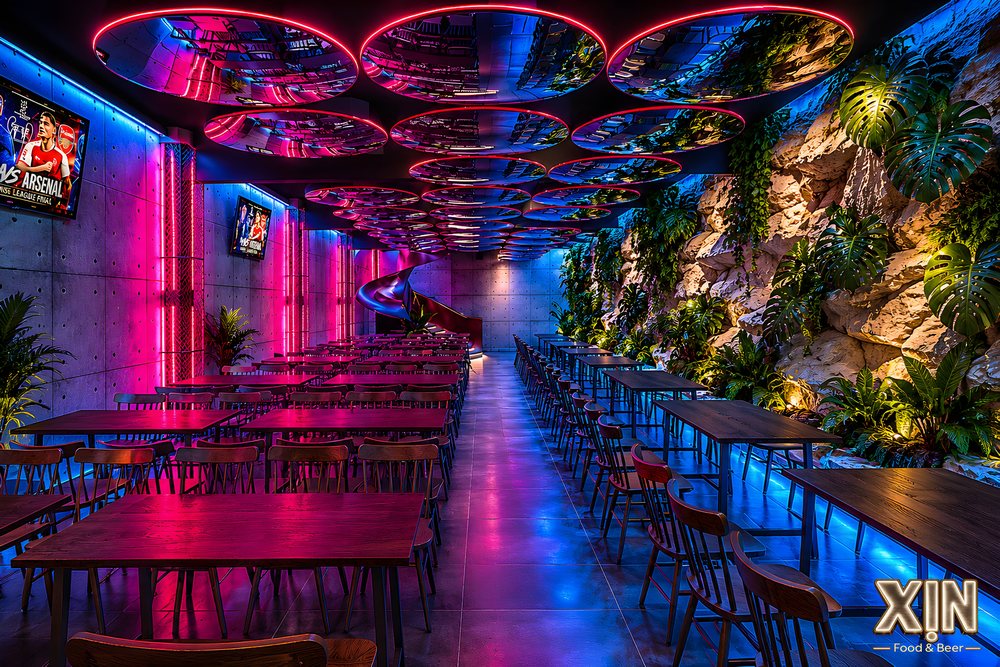 Thiết Kế Thi Công Beer Garden Food Music Đẳng Cấp Thu Hút Khách tại TPHCM với hệ trần trang trí phản chiếu ánh sáng, tường đá kết hợp cây xanh, bàn ghế bố trí khoa học và không gian giải trí hiện đại.
