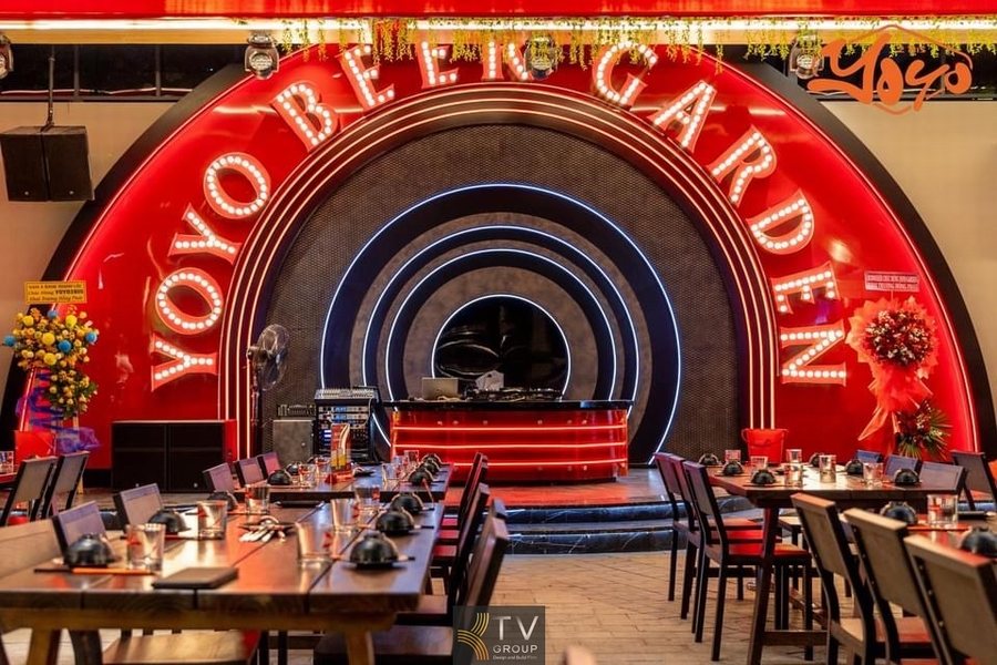 Không gian sân khấu trung tâm Beer Garden nổi bật với hệ thống vòm tròn ánh sáng LED đỏ – đen, thiết kế hiện đại tạo điểm nhấn thị giác mạnh, mang lại cảm giác sôi động và sang trọng cho khu vực biểu diễn. 