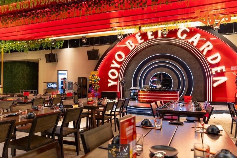 Không gian Beer Garden hiện đại với sân khấu vòm LED đỏ nổi bật"  alt="Thiết kế sân khấu Beer Food Garden phong cách ánh sáng đa lớp ấn tượng"  alt="Bàn ghế gỗ tối màu trong không gian Beer Garden bố trí rộng rãi" 