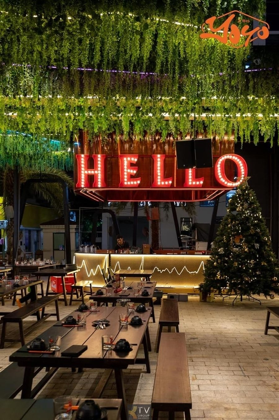 Trần cây xanh kết hợp hệ đèn chiếu sáng trong nhà hàng Beer Garden"  alt="Sân khấu trung tâm Beer Food Garden thiết kế vòm tròn hiện đại" 